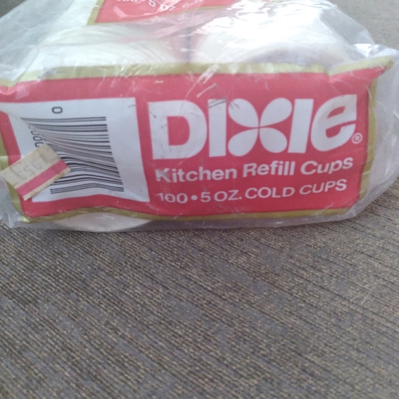 Vintage Dixie Christmas 5oz refill cups - Picture 4 of 4